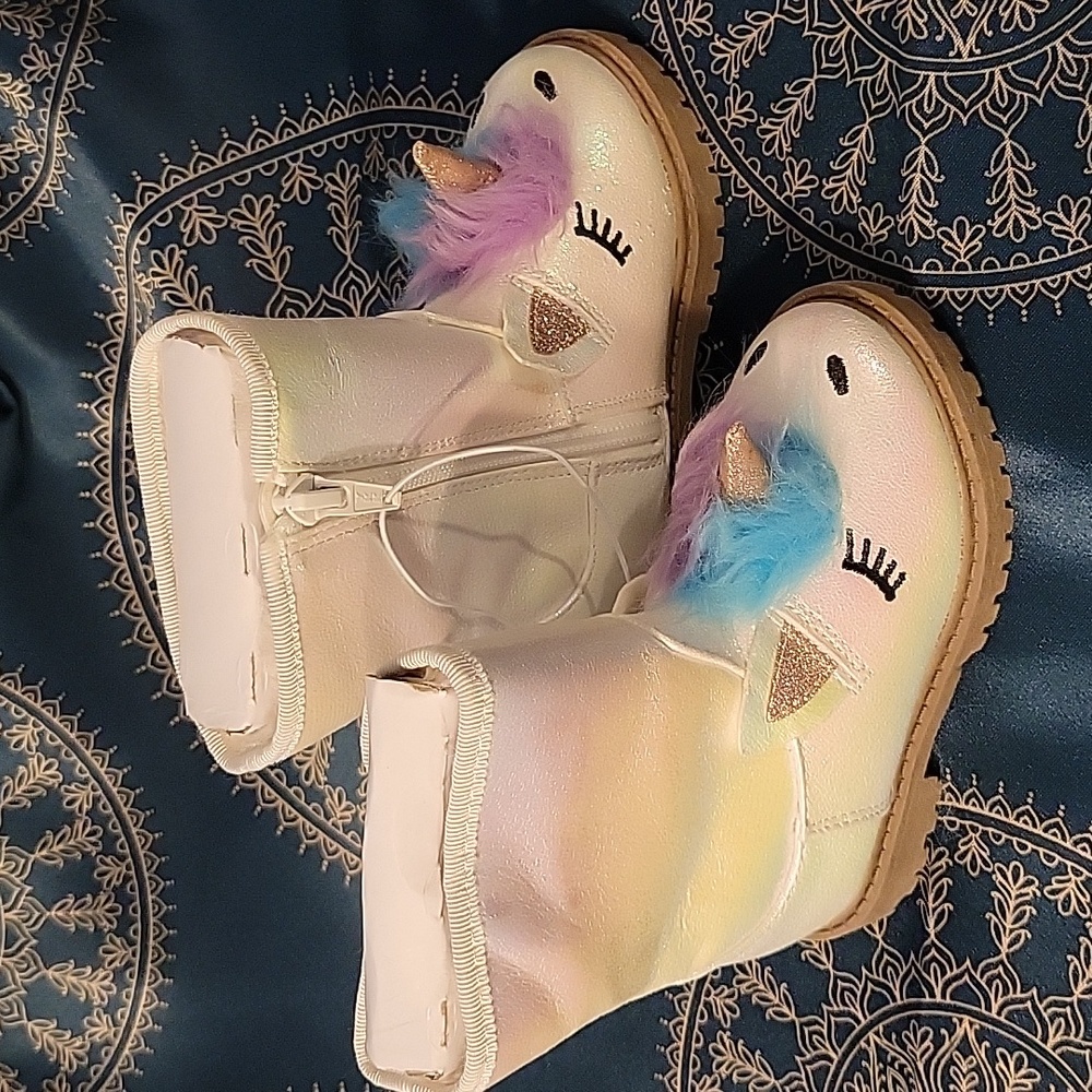 Nwt girl boots size 7 Toddler
